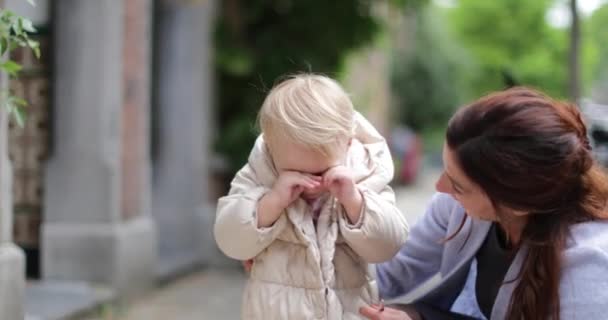 Παιδί Παίζοντας Peekaboo Εξωτερικούς Χώρους — Αρχείο Βίντεο