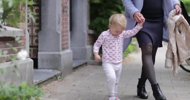 Barnet Håller Mödrar Hand Gick Gatan — Stockvideo