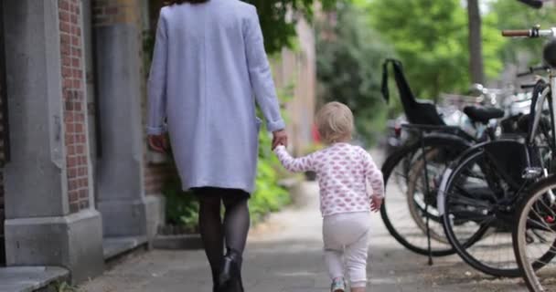 Criança Segurando Mães Mão Andando Rua Abaixo — Vídeo de Stock