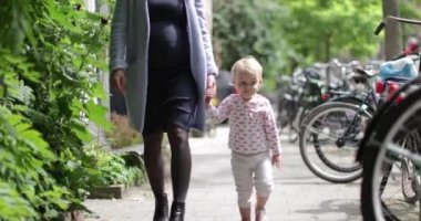 Sokakta yürürken anneler elini tutarak çocuk