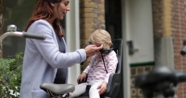 Mutter Hebt Kind Aus Fahrradsitz — Stockvideo