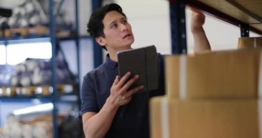 Dağıtım depo dijital tablet ile çalışan erkek