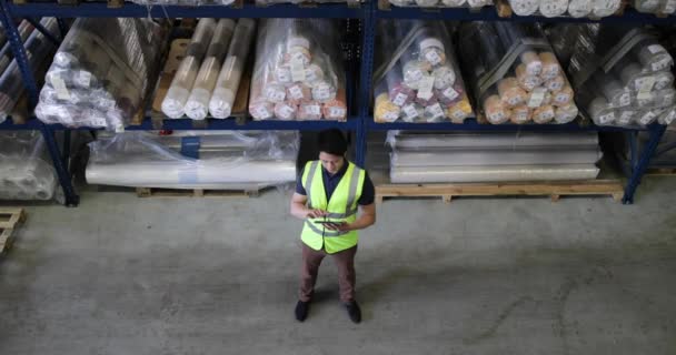 Hombre Trabajando Almacén Distribución Con Tableta Digital — Vídeos de Stock