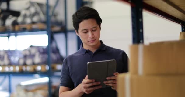 Uomo Che Lavora Nel Magazzino Distribuzione Con Tablet Digitale — Video Stock