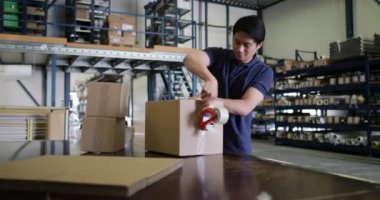 Ambar ambalaj çalışan erkek