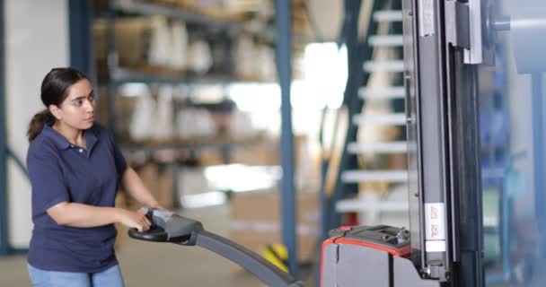 Mujer Trabajando Almacén Usando Carretilla Elevadora — Vídeos de Stock