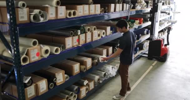 Hombre Buscando Artículo Almacén Distribución — Vídeo de stock