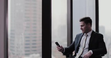 Smartphone kullanarak office gökdelen iş adamı