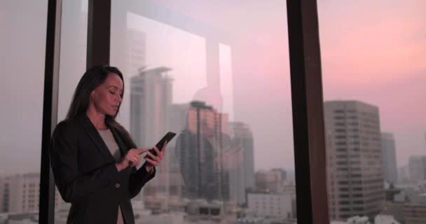 Empresária Trabalhando Até Tarde Usando Smartphone Com Skyline Cidade Segundo — Vídeo de Stock