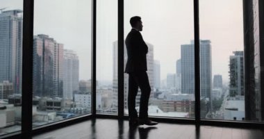 Kullanma Smartphone gökdelen office iş adamı