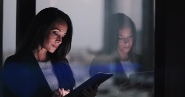 Businesswoman Reflection Working Late Using Digital Tablet Bokeh Effect — Stock Video