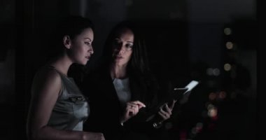 Geç dijital tablet kullanarak çalışma iş kadınları