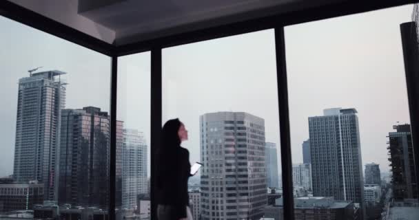 Empresária Trabalhando Até Tarde Usando Smartphone Com Skyline Cidade Segundo — Vídeo de Stock