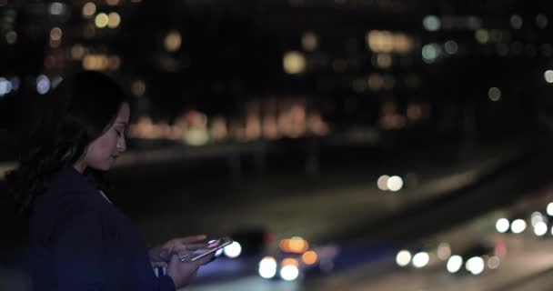 Junge Erwachsene Frau Fotografiert Nachts Mit Smartphone Die Skyline Der — Stockvideo