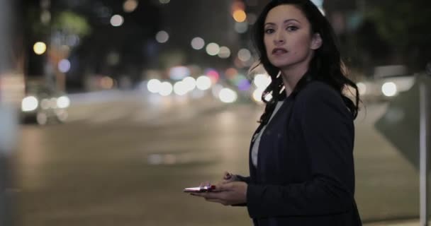 Junge Erwachsene Frau Nutzt Smartphone Nachts Freien — Stockvideo