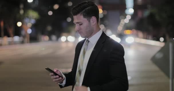 Бизнесмен Использует Смартфон Открытом Воздухе Ночью — стоковое видео