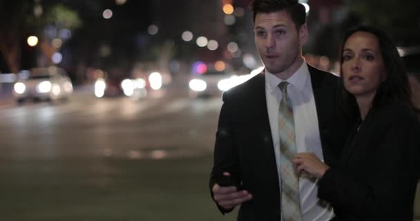 Бизнес Руководители Используя Приложение Заказать Такси Улице Ночью — стоковое видео