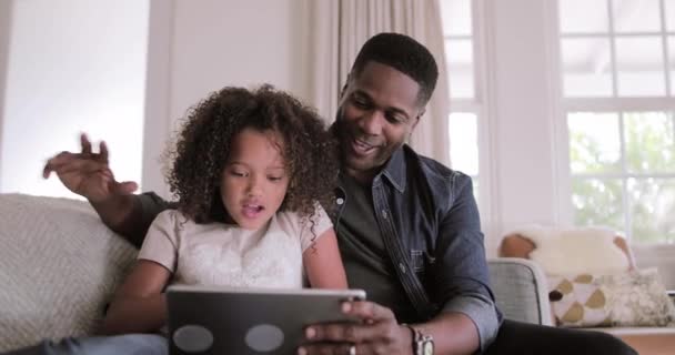 Afro Amerikan Baba Kız Dijital Tablet Videocall Için Kullanma — Stok video