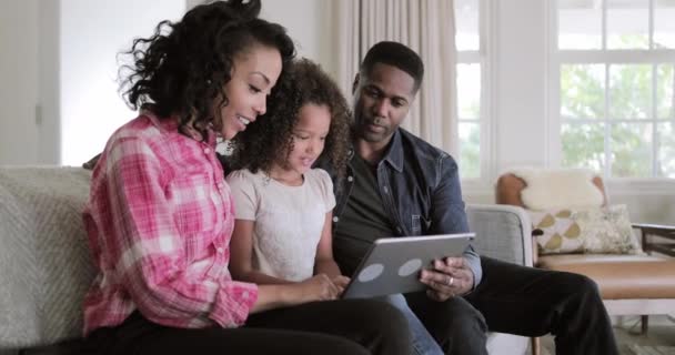 デジタル タブレットの自宅でビデオを見るアフリカ系アメリカ人の家族 — ストック動画