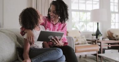Afrika kökenli Amerikalı anne ve kızı dijital tablet evde eğlence izliyor