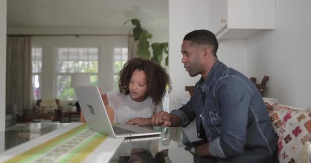 Afro Americano Padre Ayudar Hija Con Tarea Usando Portátil — Vídeo de stock