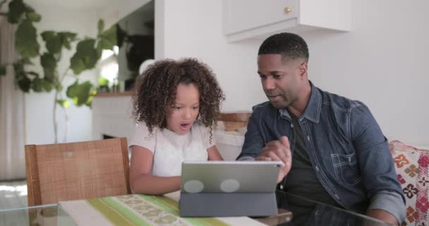 Αφρικανική Αμερικανική Πατέρα Βοήθεια Κόρη Την Εργασία Χρησιμοποιώντας Ψηφιακό Tablet — Αρχείο Βίντεο