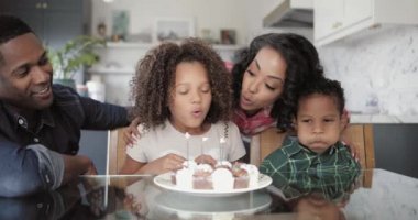 Afro-Amerikan aile bir doğum günü kutluyor