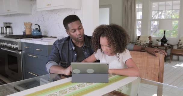 Padre Afroamericano Ayudando Hija Con Tarea Usando Tableta Digital — Vídeos de Stock