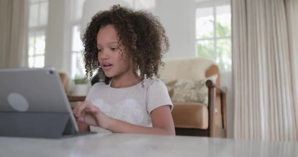 Афро Американських Дівчина Використовуючи Цифровий Планшет Домашніх Завдань — стокове відео