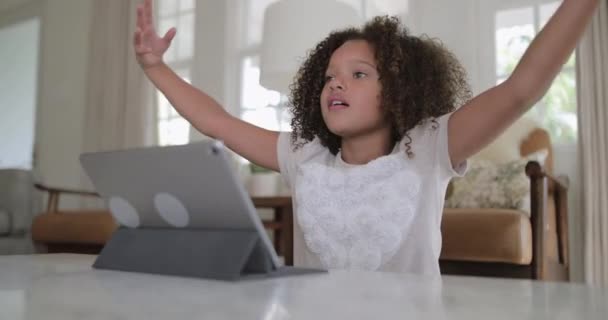 Afro Américaine Fille Jouer Sur Une Tablette Numérique — Video