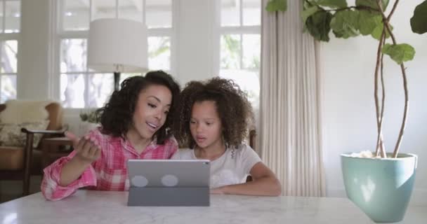 Afro Amerikaanse Moeder Helpt Dochter Met Huiswerk Met Behulp Van — Stockvideo