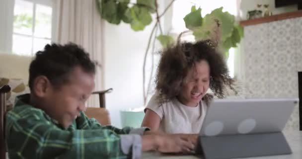 Irmão Irmã Afro Americanos Brincando Juntos Tablet Digital — Vídeo de Stock