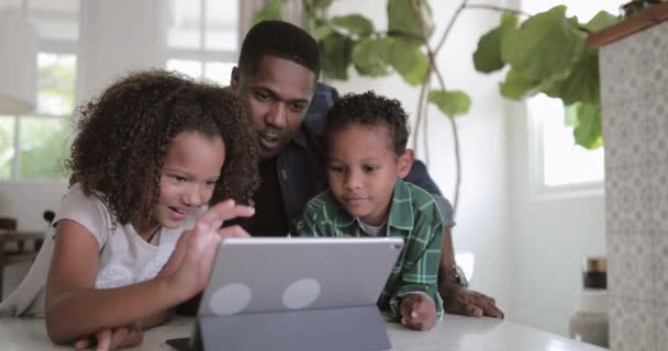 Famille Afro Américaine Utilisant Tablette Numérique Ensemble — Video