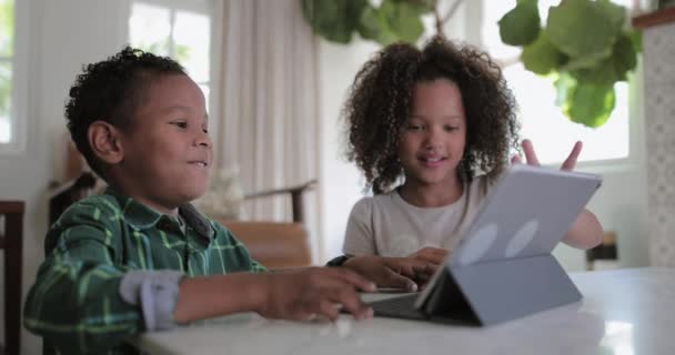 アフリカ系アメリカ人の兄と妹デジタル タブレット上でプレイ — ストック動画