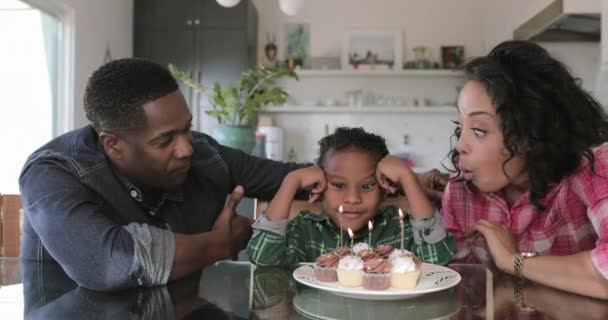 Afro Amerikan Aile Bir Doğum Günü Kutluyor — Stok video