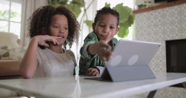 Afrikalı-Amerikalı ve birlikte dijital tablet üzerinde oynayan kız