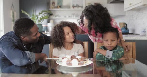 Familia Afroamericana Celebrando Cumpleaños — Vídeos de Stock