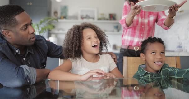 Familia Afroamericana Celebrando Cumpleaños — Vídeos de Stock