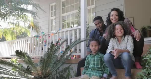 家の外に座っているアフリカ系アメリカ人の家族の肖像画 — ストック動画
