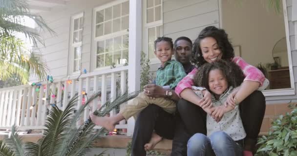 Retrato Família Afro Americana Sentada Fora Casa — Vídeo de Stock