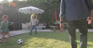 Afro-Amerikan aile bahçesinde futbol oynarken