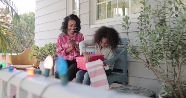 Αφρικανική Αμερικανική Μητέρα Δίνοντας Την Κόρη Του Ένα Δώρο Χριστουγέννων — Αρχείο Βίντεο