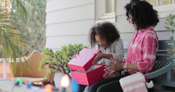 Мать Афроамериканка Дарит Дочери Рождественский Подарок — стоковое видео
