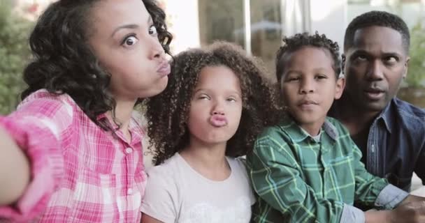 Familia Afroamericana Tirando Caras Tontas Para Selfie — Vídeo de stock