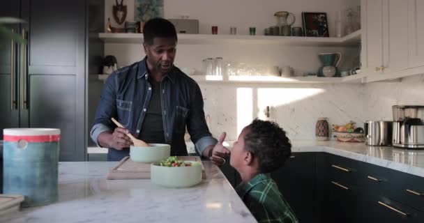 Αφρικανική Αμερικανική Αγόρι Βοηθώντας Τον Πατέρα Προετοιμαστούν Υγιεινά Γεύματα Στην — Αρχείο Βίντεο