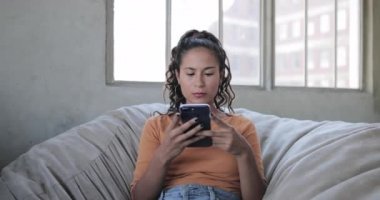 Genç Yetişkin İspanyol kadın akıllı telefonlar