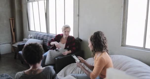 Amigos Adultos Jóvenes Mirando Teléfono Inteligente Juntos — Vídeo de stock