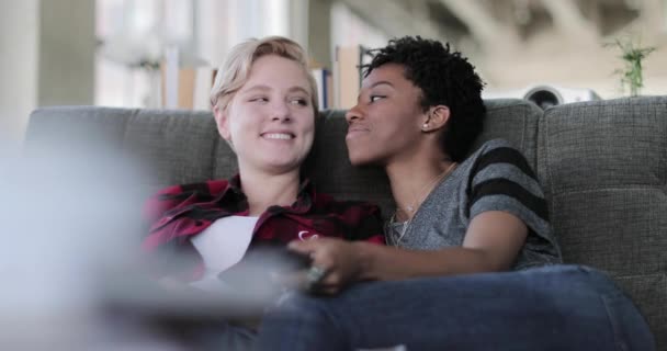 Weibliches Paar Entspannt Sich Auf Sofa Und Schaut Home Entertainment — Stockvideo