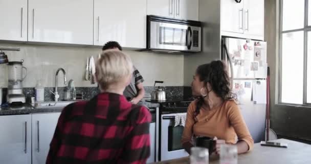 Junge Erwachsene Freunde Beim Gemeinsamen Kaffee Der Dachgeschosswohnung — Stockvideo