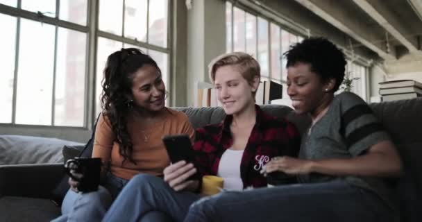 Junge Erwachsene Freunde Die Mit Ihren Smartphones Kontakte Knüpfen — Stockvideo